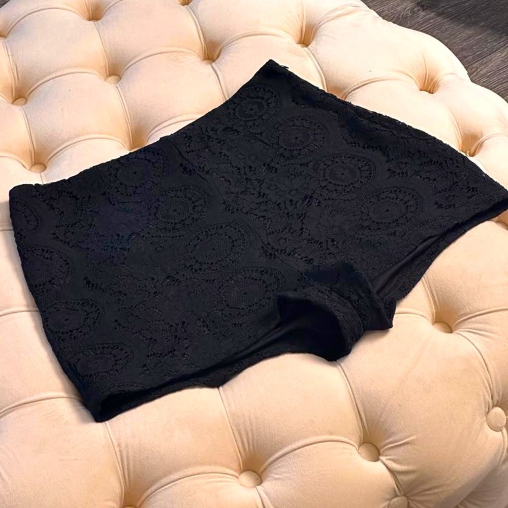 Gorgeous lace high waisted shorts🖤